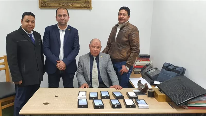 جمارك مطار برج العرب الدولي تضبط محاولة تهريب عدد من الهواتف المحمولة