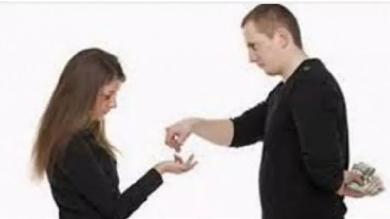 منع النفقة عن الزوجة لتقصيرها في الصلاة والحجاب..ما حكمه؟