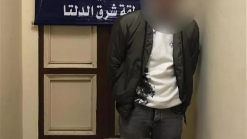 القبض على شخصين من تجار 