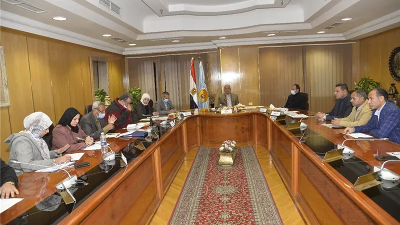 محافظ أسيوط يواصل اجتماعاته الاسبوعية لمناقشة الموقف التنفيذي لمشروعات 