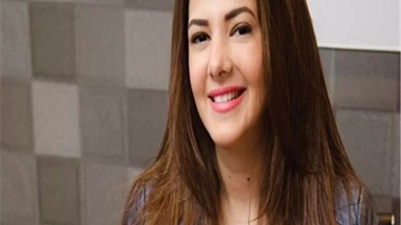 شاهد.. دنيا سمير غانم ترتدي سلسلة تحمل اسم والديها الراحلين