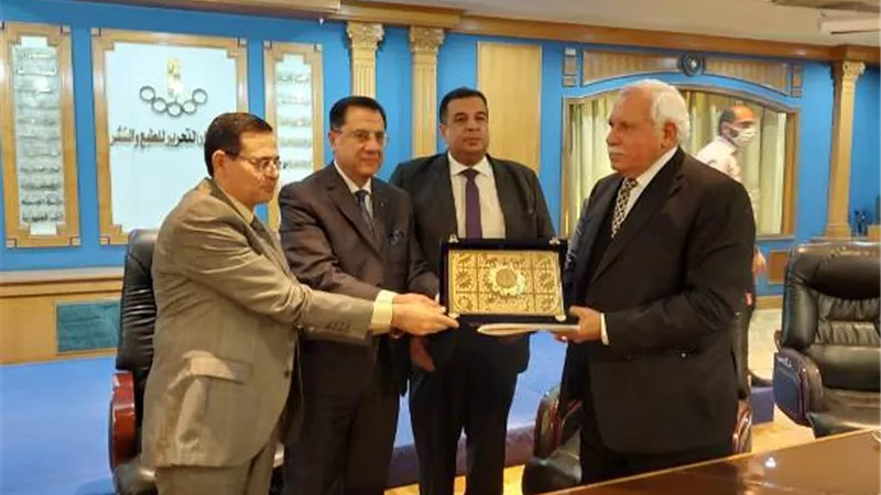 درع مؤسسة دار التحرير لرئيس غرفة الصناعات النسيجية