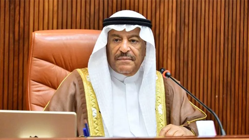 رئيس البرلمان العربي يمنح رئيس مجلس الشورى البحريني وسام التميز