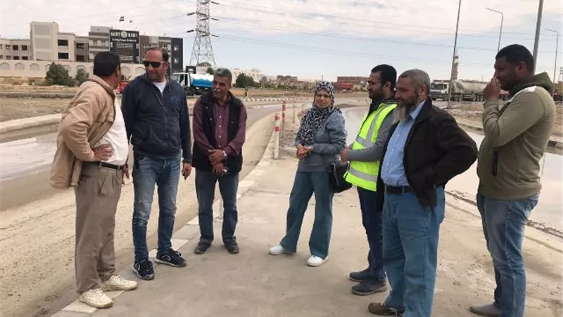 رئيس مياه بنى سويف تتابع أعمال شفط المياه بمحور عدلي منصور