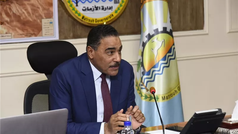 محافظ مطروح يبحث تحديد مواقع انتظار المركبات داخل المدن
