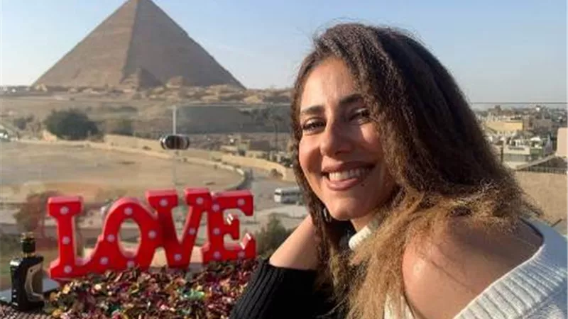 حنان مطاوع تحتفل بعيد ميلادها الـ٤٣ بالأهرامات