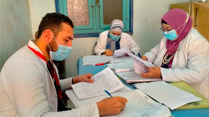 الكشف الطبي على ١٥٠٠ مريض بالقافلة الطبية بقرية العلاقمة بههيا