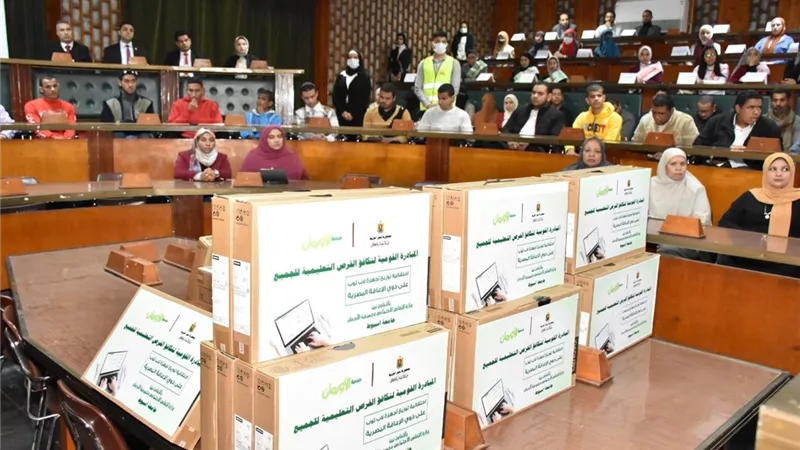الأورمان تسلم 28 جهاز «لاب توب» للطلاب ذوي الهمم بجامعة أسيوط