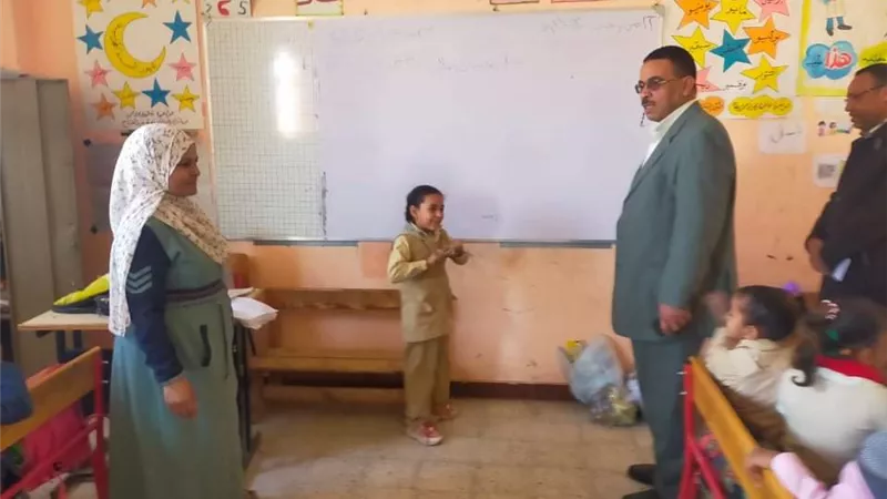 مدير ادارة تعليم قنا يشهد طابور الصباح وتحية العلم بمدرسة البياضية الابتدائية