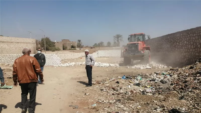ازالة تعديات علي اراضي الدولة بمساحة ٣٧٥٠ متر مربع بإسنا جنوب الأقصر