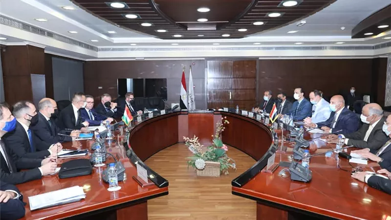 الوزير يبحث مع وزير الخارجية المجري التعاون في مشروعات النقل النهري الأخضر
