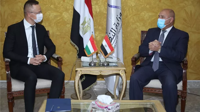 وزير النقل يبحث مع المجر توطين صناعة السكك الحديدية في مصر