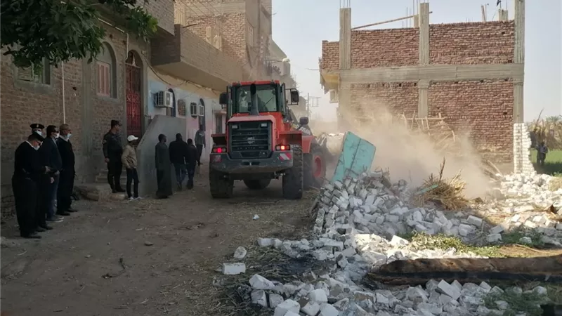 إزالة أسوار وحظائر مواشى ومنشآت مخالفة فى حملة بقيادة رئيس مدينة الأقصر
