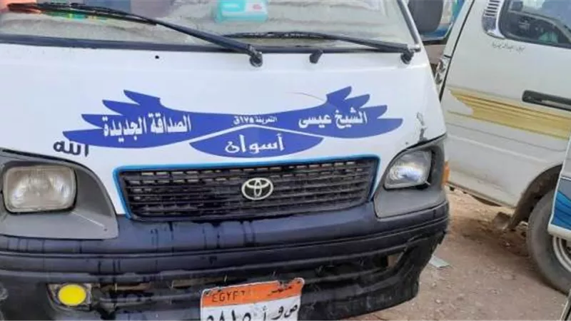 تركيب إستيكر أمامى وخلفى على سيارات السيرفيس بلون محدد لكل خط سير