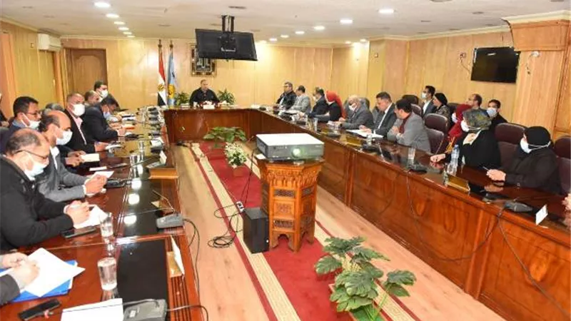 محافظ أسيوط يجتمع باللجنة الاقتصادية للمشروع القومي لتطوير الريف المصري