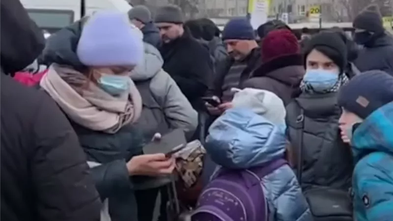 بالفيديو عملية نزوح كبيرة من كييف بعد الهجوم الروسي على أوكرانيا