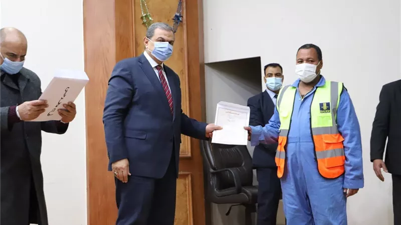 وزير القوي العاملة يسلم 3526 وثيقة تأمين تكافلي للعمالة غير المنتظمة بـ٤ شركات