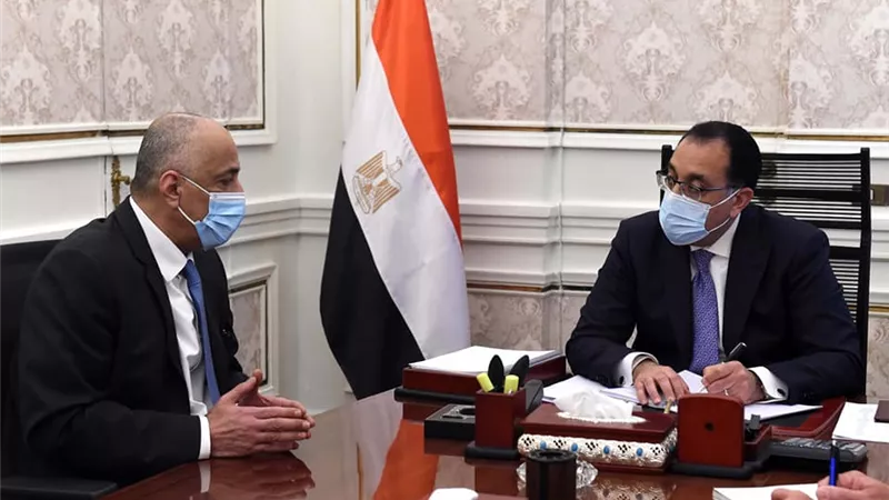رئيس الوزراء يلتقى محافظ البنك المركزى لمتابعة الموقف فى ضوء المستجدات العالمية