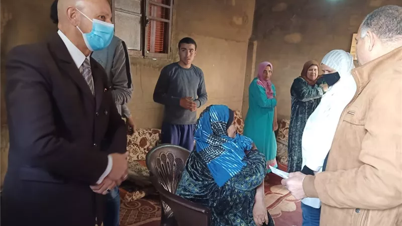 وكيل وزارة الصحة يشرف علي تطعيم مواطنى المناطق النائية بالصالحية بمنازلهم بلقاح كورونا