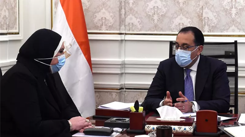 رئيس الوزراء يتابع مع وزيرة الصناعة عدداً من ملفات العمل