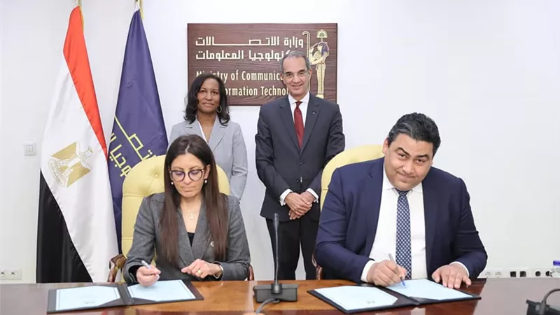عمرو طلعت يشهد توقيع بروتوكول تعاون بين المصرية للاتصالات و