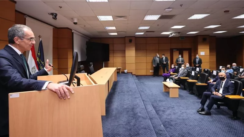 طلعت: تهيئة بيئة تعليمية ذكية وتنمية مهارات الطلاب بجامعة مصر للمعلوماتية