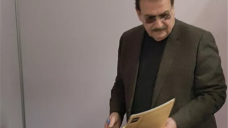 نقيب المهندسين يدلى بصوته في انتخابات المرحلة الأولى للنقابة