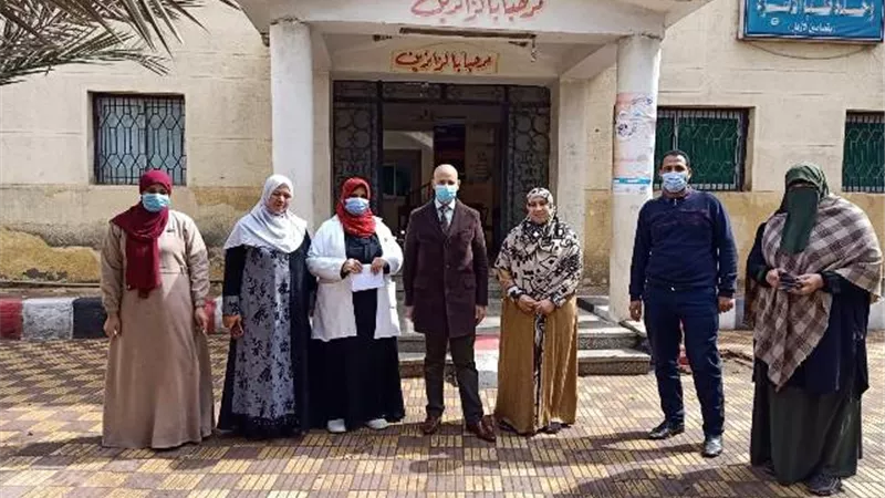 وكيل وزارة الصحة يقرر مكافأة الفرق الطبية بوحدة قصاصين الأزهار.. بالصور