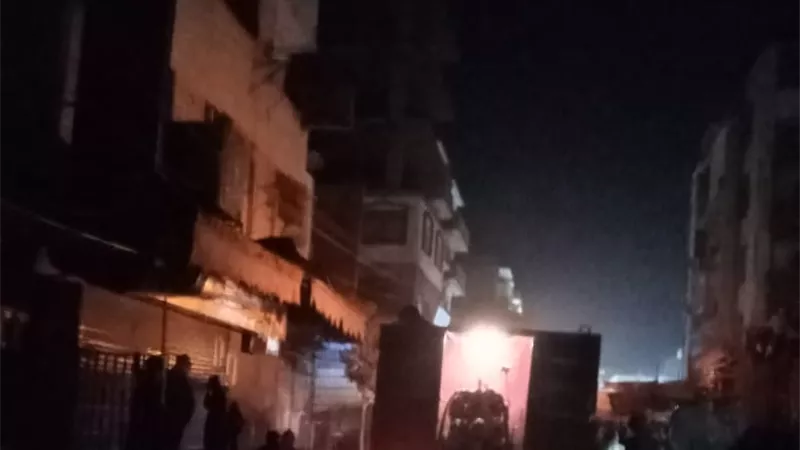 محافظ أسوان يتابع جهود إطفاء وإحتواء نشوب حريق بأسطح 5 عمارات سكنية و 6 أكشاك بكوم أمبو