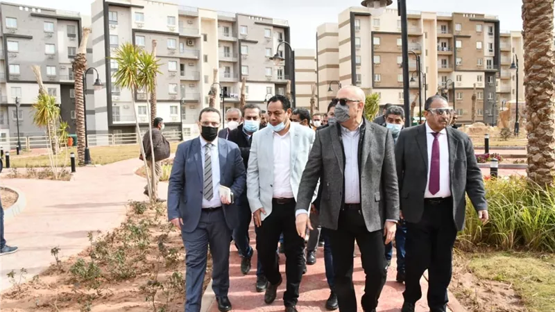 وزير الإسكان يتفقد المشروعات السكنية بمدينتى حدائق أكتوبر وأكتوبر الجديدة .. صور