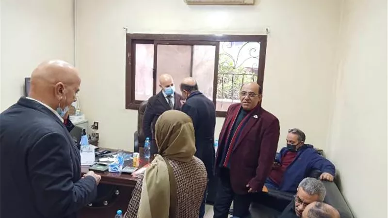 غلق مصنع لتعبئة عسل النحل بالشرقية وإعدام ٤ أطنان به.. بالصور