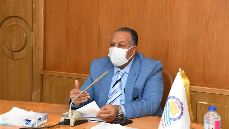 سكرتير عام محافظة قنا يناقش آليات منع التعديات على الأراضى الزراعية