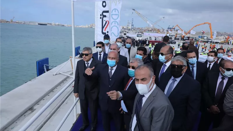 وزير النقل يتفقد أعمال البنية الفوقية لمحطة تحيا مصر بميناء الإسكندرية