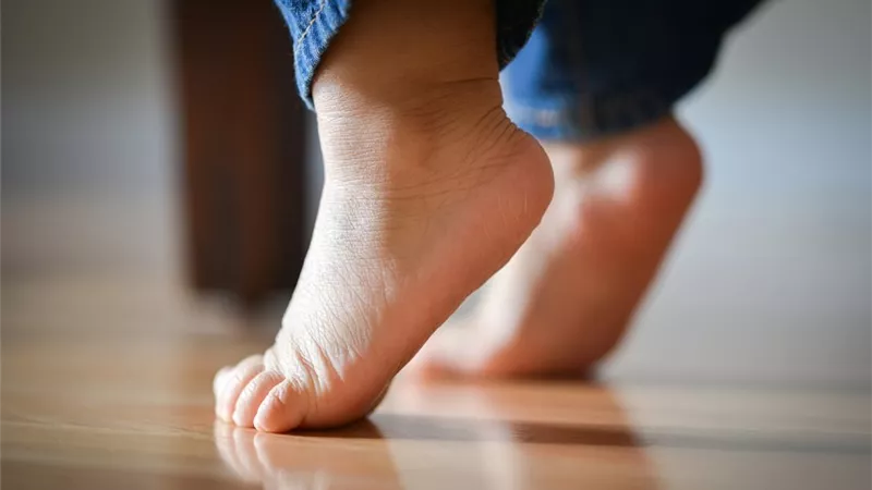 حرق السعرات الحرارية .. فوائد المشي على أصابع القدمين .. طبيبة تكشف
