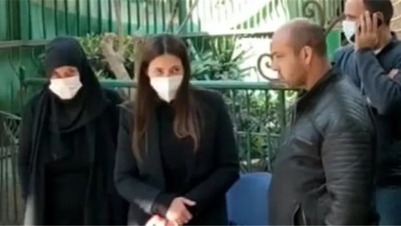 ميرفت أمين و دنيا سمير غانم بجنازة جالا فهمى بمسجد مصطفى محمود