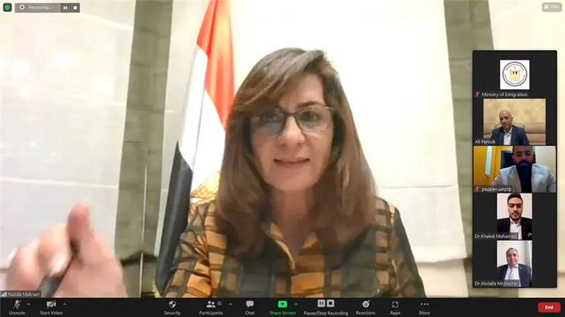 وزيرة الهجرة تتواصل عبر زووم مع مصريين خلال عبورهم للحدود الرومانية