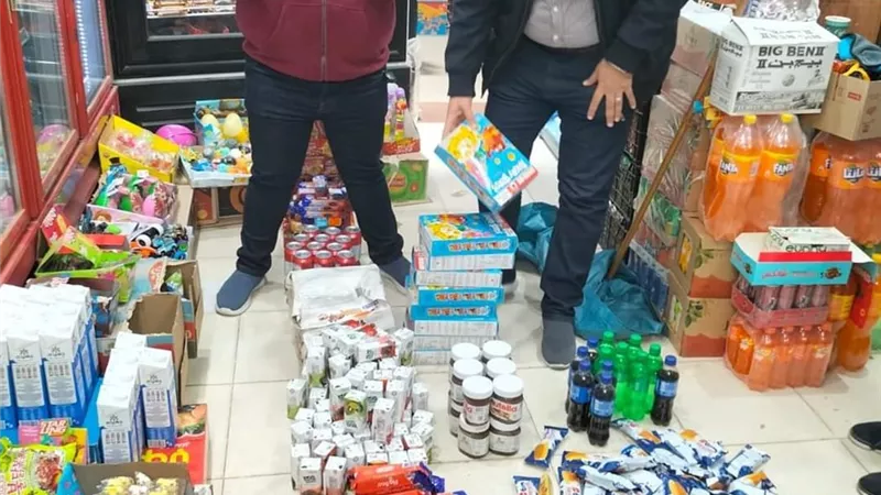 ضبط 992 قطعة بوزن 144.5 كجم و 23.5 لتر اغذية ومشروبات منتهية الصلاحية بشرم الشيخ