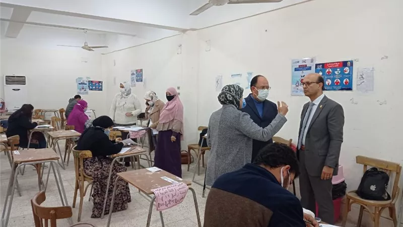 نائب رئيس جامعة أسيوط يتفقد سير أعمال إمتحانات الدراسات العليا