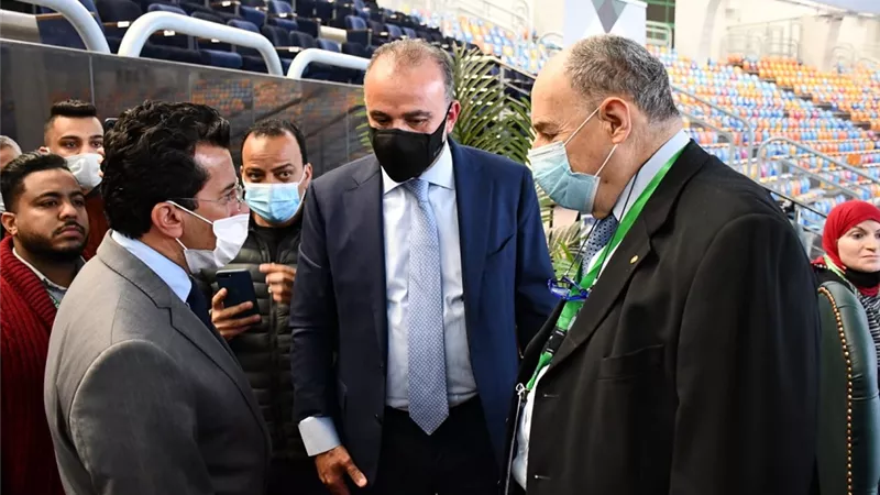 وزير الرياضة يتابع اليوم الختامى لمنافسات كأس العالم لسلاح الشيش
