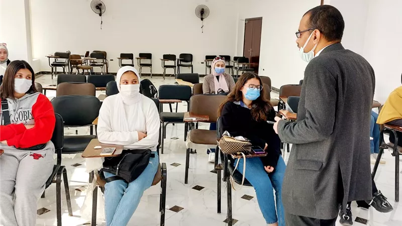 وكيل آداب العريش يعقد ندوة بعنوان 