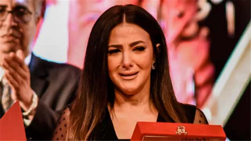 دنيا سمير غانم تشارك الجمهور بصورة عائلية مع سمير غانم