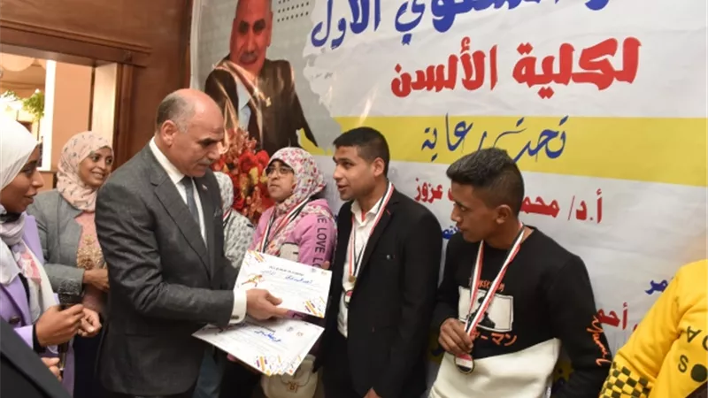 رئيس جامعة الأقصر يُكرم 