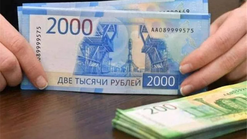 الحرب الاقتصادية.. الروبل الروسي يتراجع أمام الدولار الأمريكي