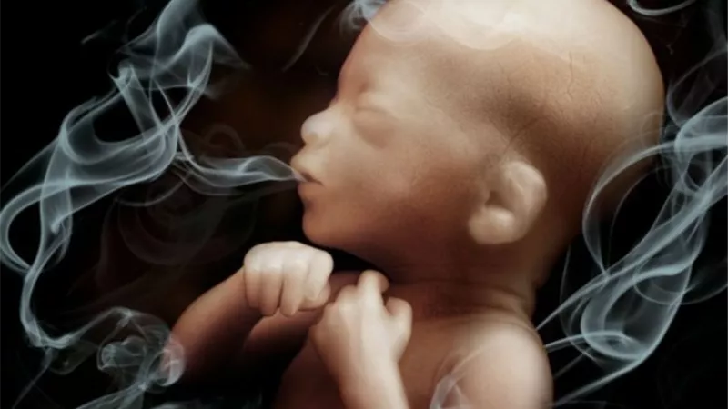 حتى بعد الإقلاع عنه أثناء الحمل .. التدخين يهدد الجنين.. دراسة تحذر السيدات