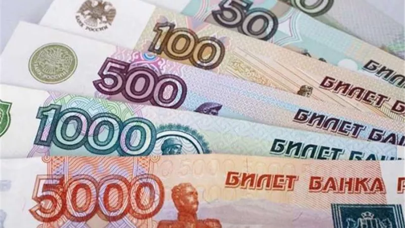 الروبل الروسى يفقد 30 % من قيمته بعد تكثيف الغرب العقوبات ضد روسيا