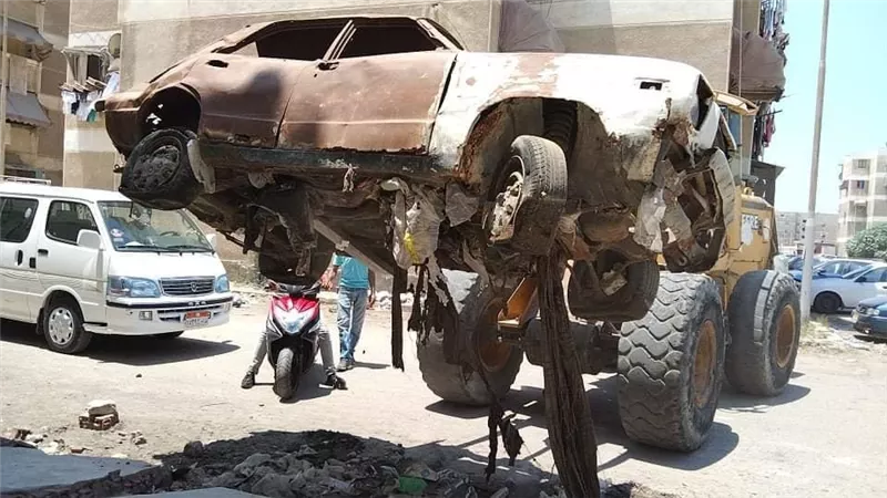 متروكة ومتهالكة.. الداخلية: رفع 95 سيارة من الشوارع