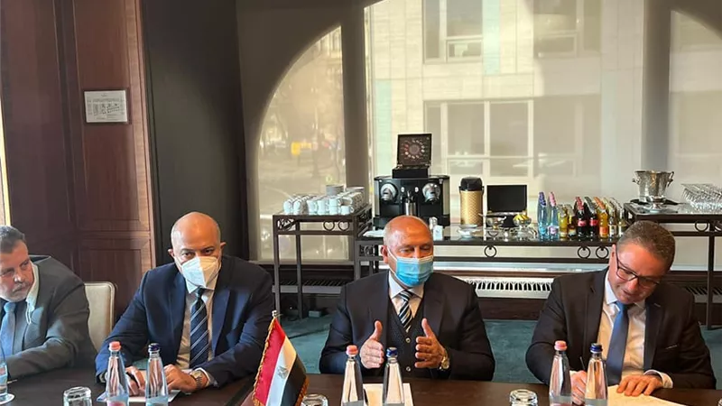 وزير النقل يلتقي نائب رئيس شركة ترانسماش هولدنج لمتابعة توريد صفقة 1300 عربة سكة حديد جديدة