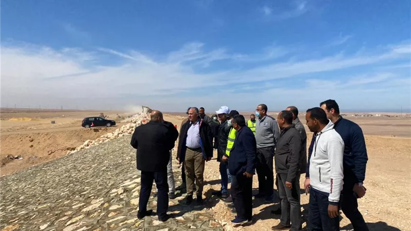 وزير الرى يتفقد مشروعات الحماية من أخطار السيول بمحافظة البحر الأحمر