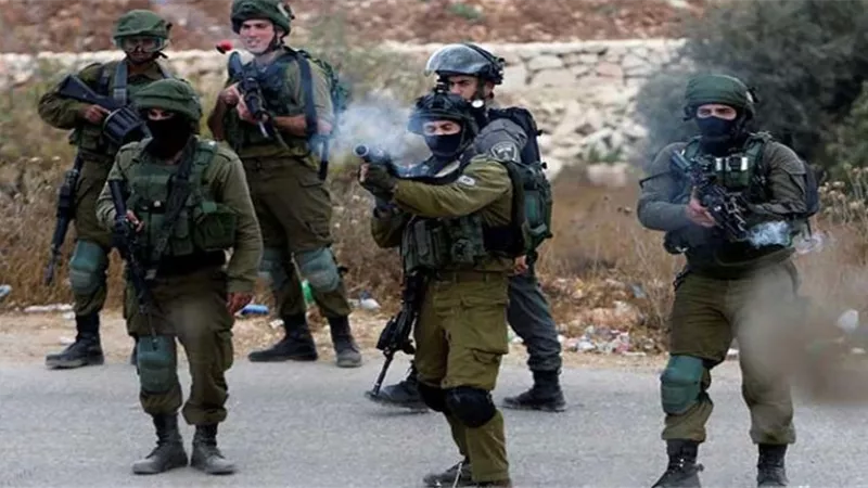 مستوطنون إسرائيليون يرشقون سيارات الفلسطينيين بالحجارة فى الضفة الغربية