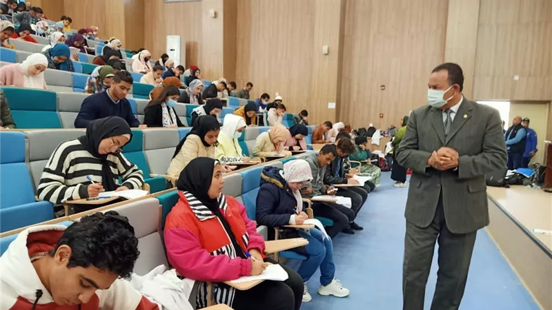 رئيس جامعة المنصورة الجديدة يتفقد امتحانات اللغة الانجليزية بالجامعة
